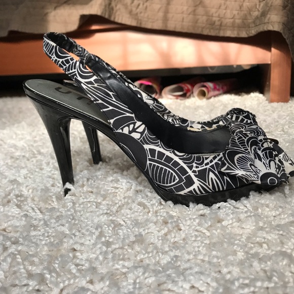 Unisa | Satin B&W Peep Toe Heels | Size 8 - Picture 6 of 6